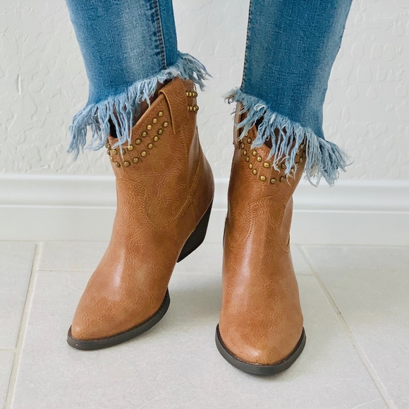 NIB Tan Studded Top Line Cowgirl Western Boots - Picture 2 of 7